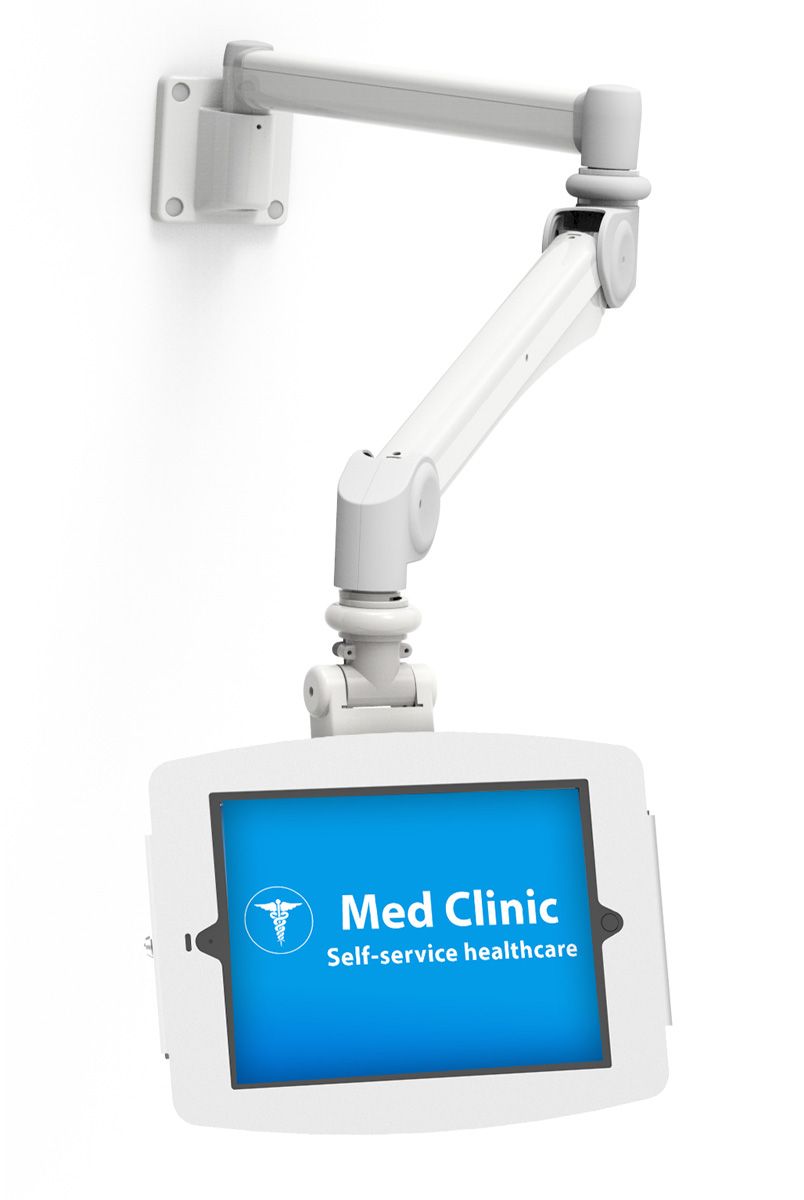 Медицинско рамо за монитор Maclocks Reach в разгънато положение над болнично легло – специализирано решение от Синтегра Партнерс